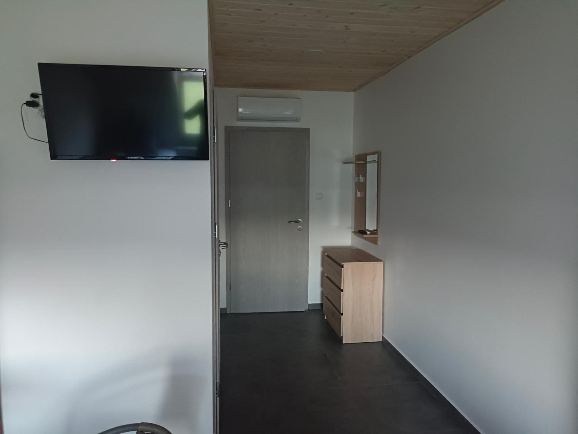 Zuczek Nad Jeziorem Farm stay Okuniowiec